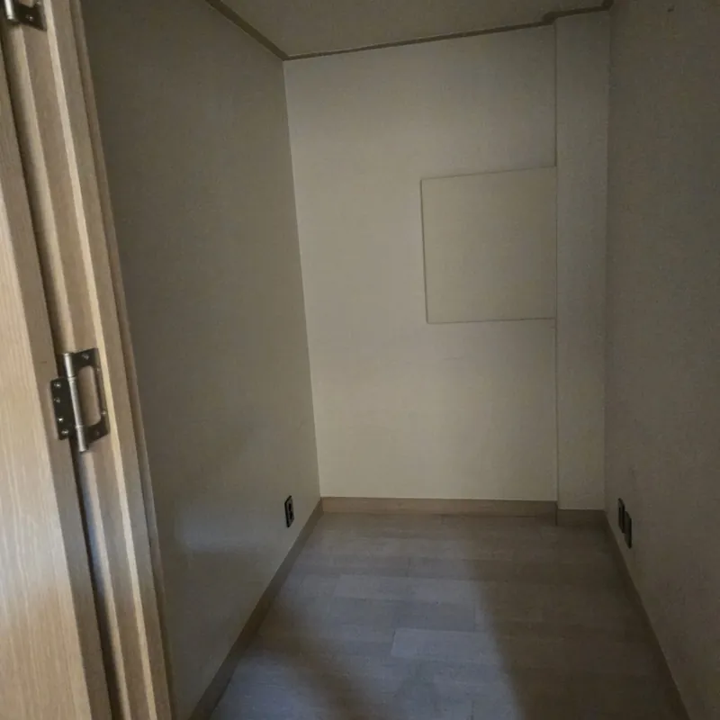 학원폐업철거 현장 · 문이 열린 작은 빈 방의 벽면과 바닥