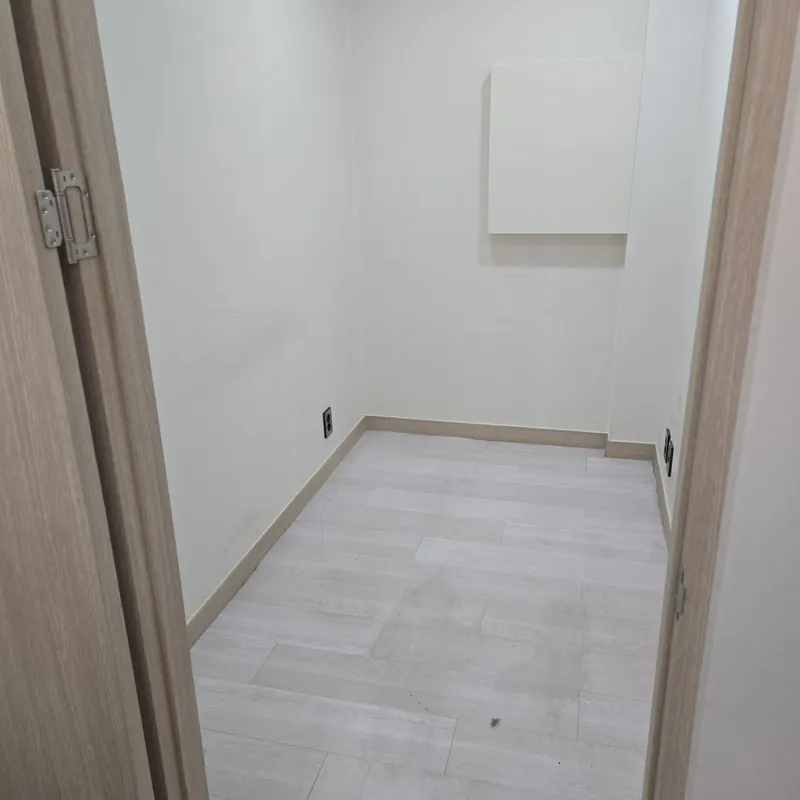 학원폐업철거 현장 · 문틀 너머로 보이는 흰 벽의 작은 빈 방