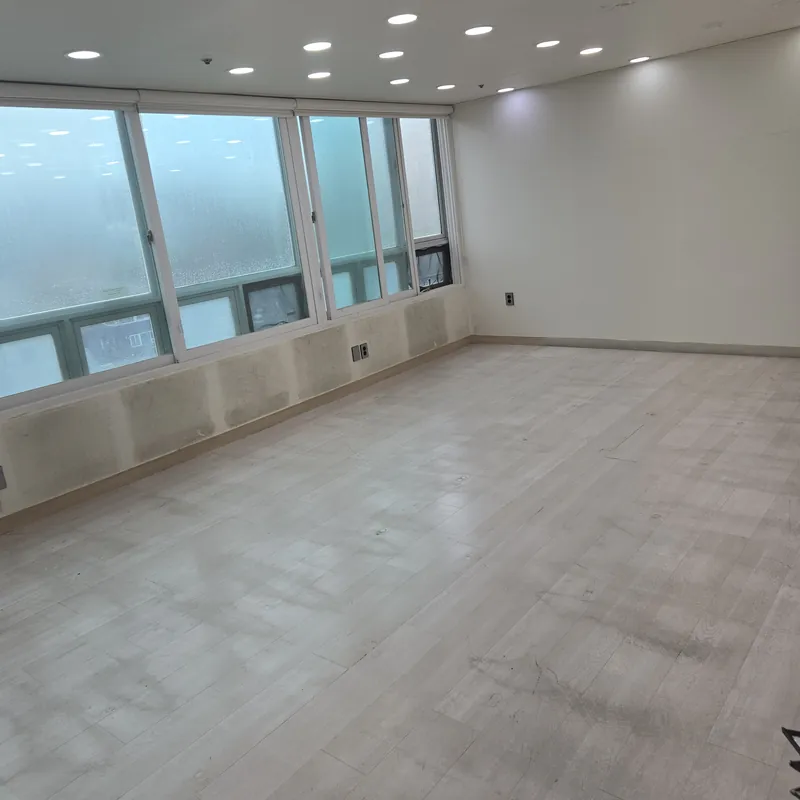 학원폐업철거 현장 · 창가와 바닥이 드러난 넓은 빈 공간의 다른 각도