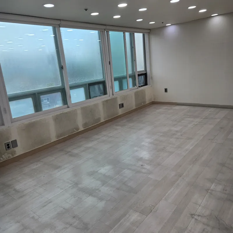 학원폐업철거 현장 · 창문 쪽에서 바라본 넓은 빈 공간의 바닥