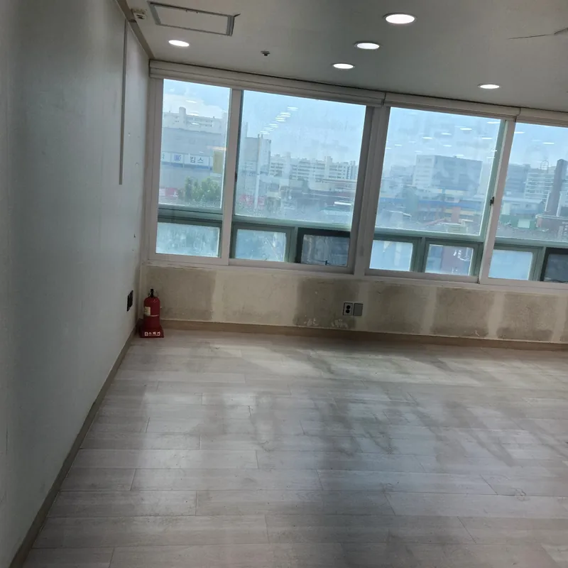 학원폐업철거 현장 · 창과 천장 조명이 보이는 소화기 있는 빈 공간